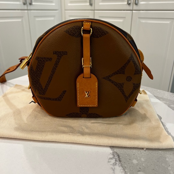 LOUIS VUITTON Reverse Monogram Giant Boite Chapeau Souple Bag - Picture 4 of 16